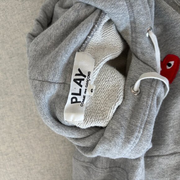 COMME Des GARÇONS PLAY Pullover Hoodie with Red Heart Patch - Picture 4 of 6